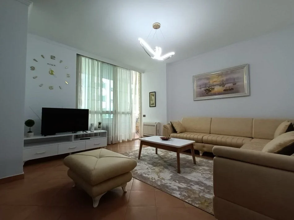 Tirane, jepet me qera apartament 2+1+Ballkon Kati 2, 110 m² 1.000 € (KOMUNA E PARISIT)