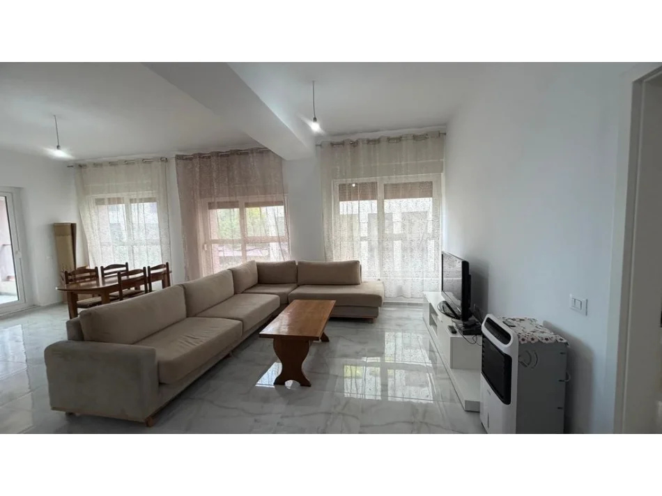 Tirane, jepet me qera apartament 2+1+Ballkon Kati 2, 110 m² 450 € (Ali Dem)
