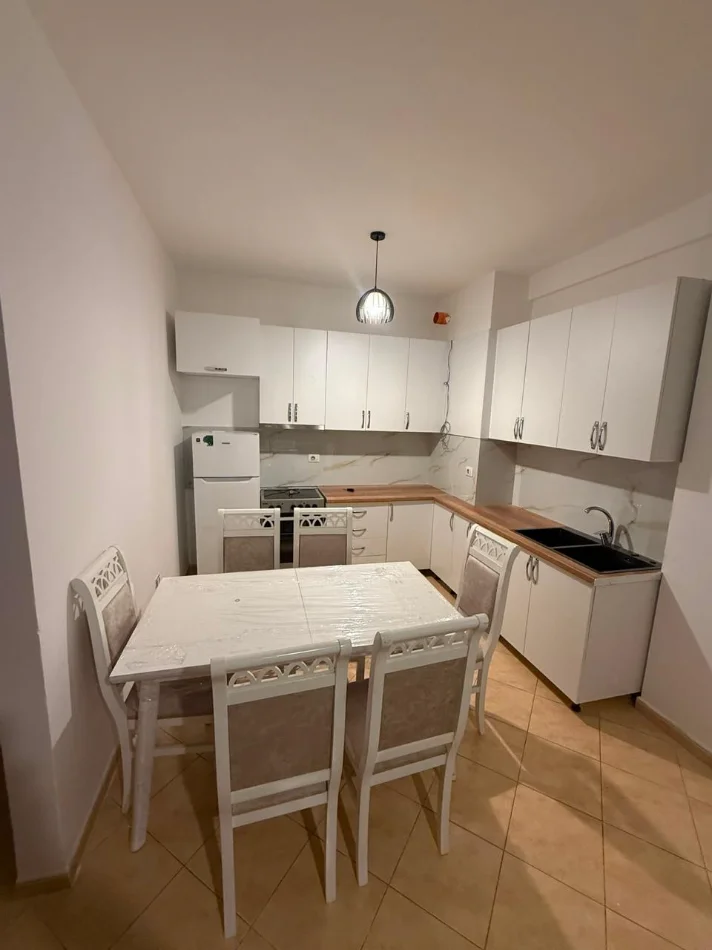 Tirane, jepet me qera apartament 2+1+Ballkon Kati 2, 120 m² 700 € (Don Bosko)