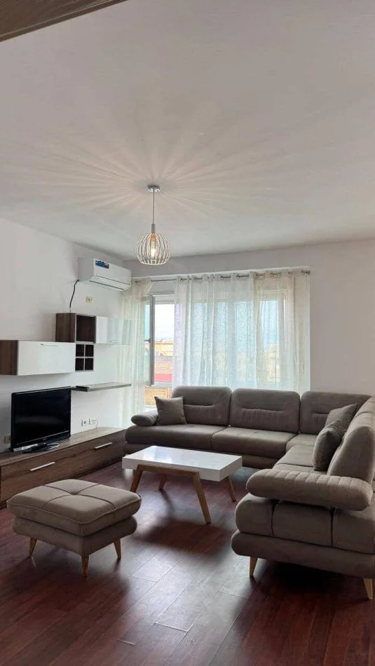 Tirane, jepet me qera apartament 2+1+Ballkon Kati 2, 120 m² 700 € (KRISTAL CENTER)