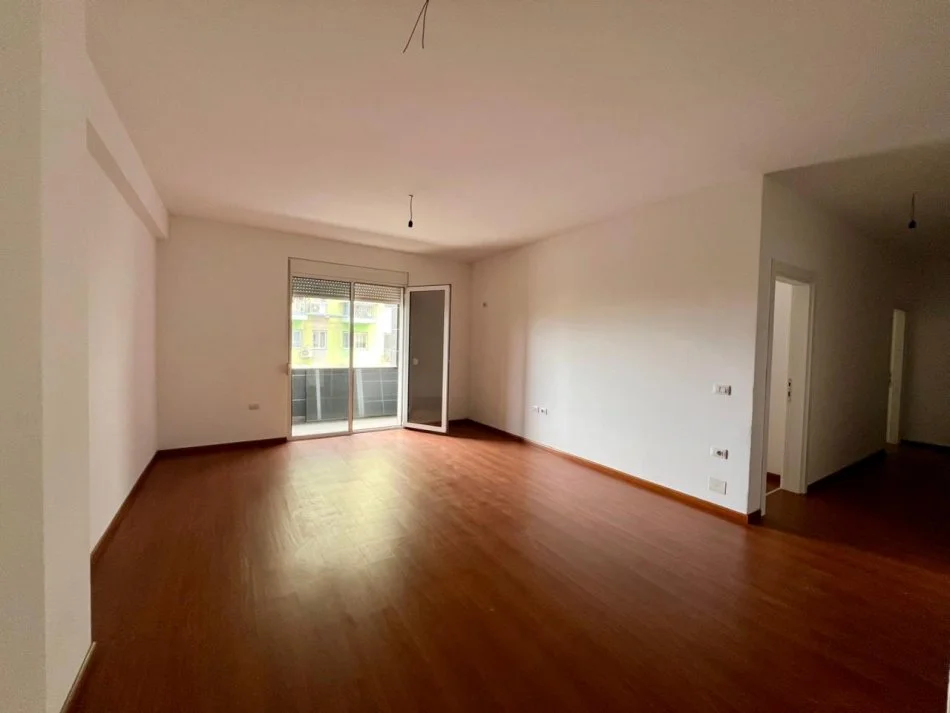 Tirane, jepet me qera apartament 2+1+Ballkon Kati 2, 128 m² 600 € (Rruga Ndre Mjeda)