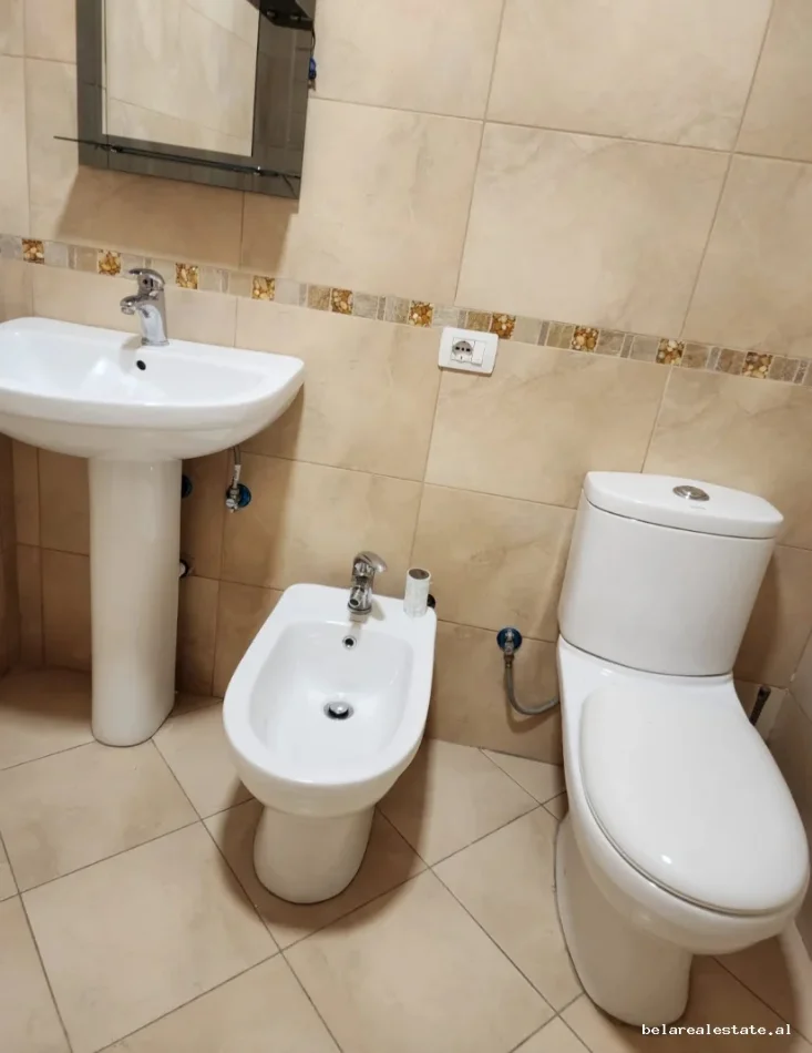 Tirane, jepet me qera apartament 2+1+Ballkon Kati 2, 142 m² 1.250 € (Pazari i Ri)