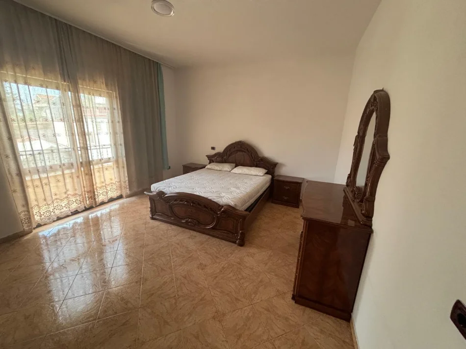 Tirane, jepet me qera apartament 2+1+Ballkon Kati 2, 143 m² 500 € (Tregu Elektrik, Pallati Grand)