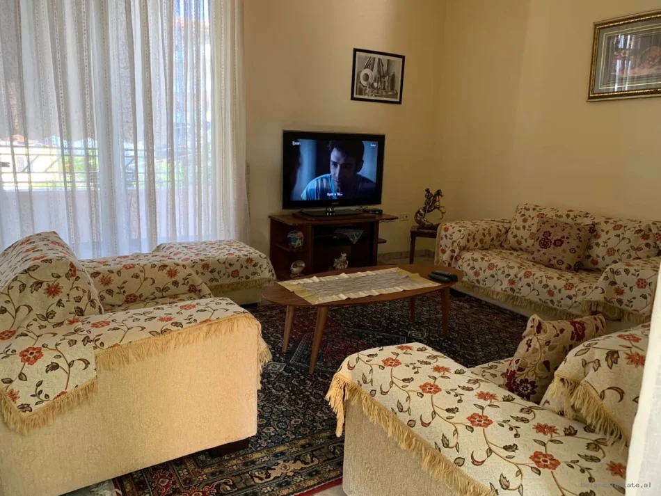 Tirane, jepet me qera apartament 2+1+Ballkon Kati 2, 200 m² 520 €