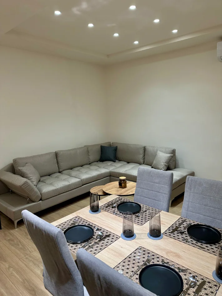 Tirane, jepet me qera apartament 2+1+Ballkon Kati 2, 70 m² 700 €