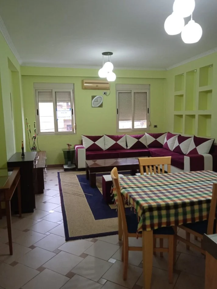 Tirane, jepet me qera apartament 2+1+Ballkon Kati 2, 74 m² 650 € (BLLOKU I AMBASADAVE)