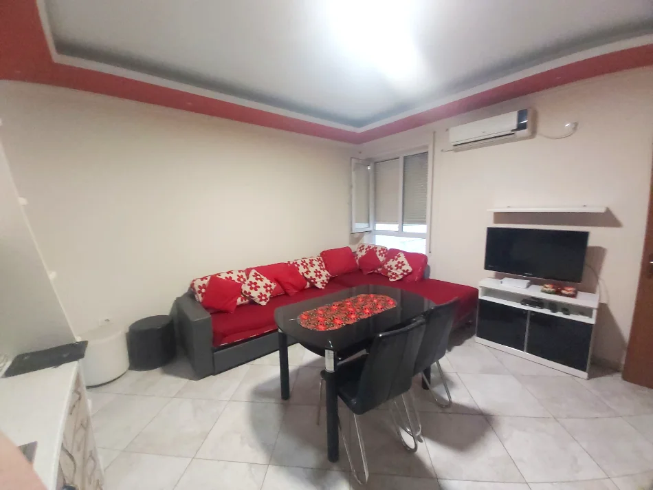 Tirane, jepet me qera apartament 2+1+Ballkon Kati 2, 75 m² 650 € (Kopshti ZOO /Rr.Eduard Mano)