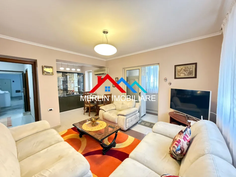 Tirane, jepet me qera apartament 2+1+Ballkon Kati 2, 75 m² 688 € (BLLOKU I AMBASADAVE, RR. E DURRESIT)