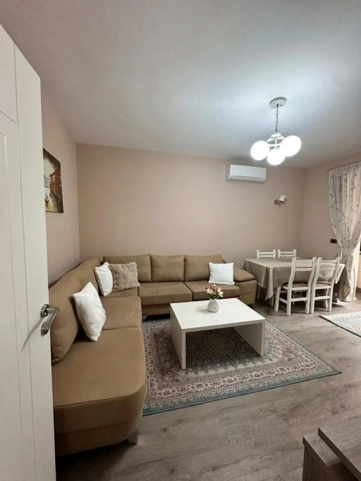 Tirane, jepet me qera apartament 2+1+Ballkon Kati 2, 75 m² 700 € (KOMUNA E PARISIT)