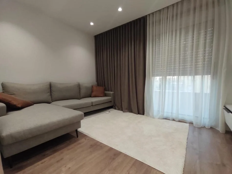 Tirane, jepet me qera apartament 2+1+Ballkon Kati 2, 80 m² 750 € (LIQENI THATE)