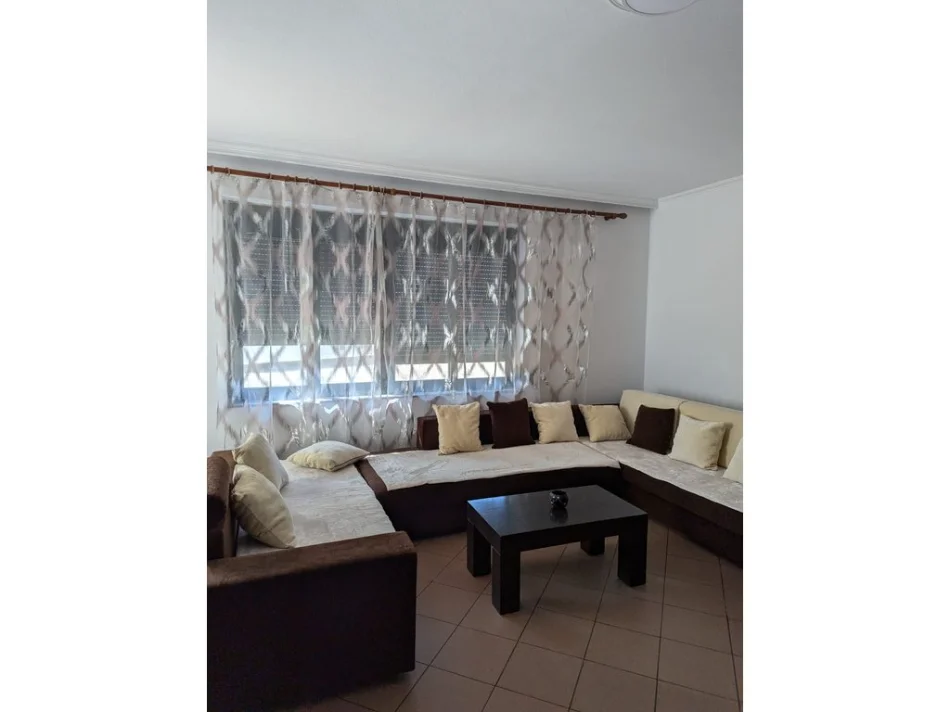 Tirane, jepet me qera apartament 2+1+Ballkon Kati 2, 84 m² 700 € (Liqeni Artificial)