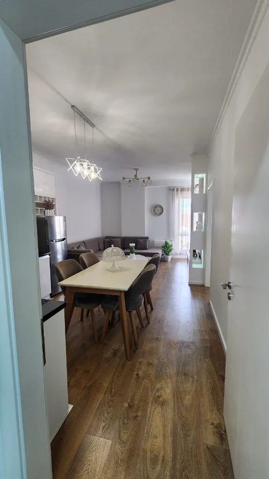 Tirane, jepet me qera apartament 2+1+Ballkon Kati 2, 85 m² 750 € (rruga Muhamed Gjollesha)