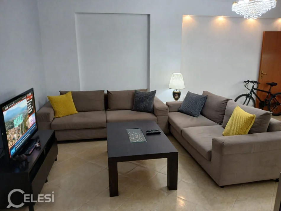 Tirane, jepet me qera apartament 2+1+Ballkon Kati 2, 87 m² 520 € (FRESKU)