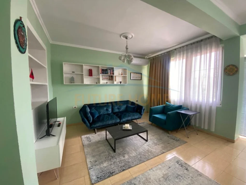 Tirane, jepet me qera apartament 2+1+Ballkon Kati 2, 90 m² 650 € (Ish Tregu Elektrik)