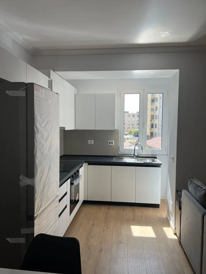 Tirane, jepet me qera apartament 2+1+Ballkon Kati 2, 90 m² 850 € (BULEVARDI ZOGU I PARE)