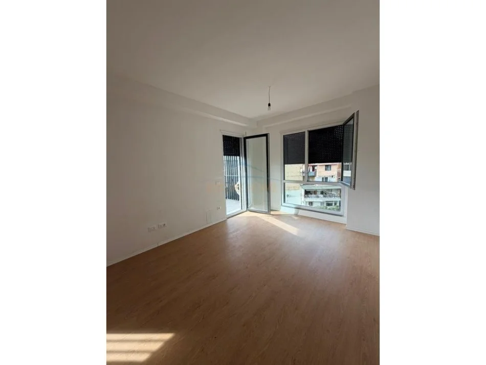 Tirane, jepet me qera apartament 2+1+Ballkon Kati 2, 93 m² 700 €