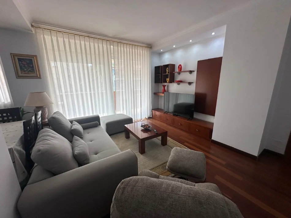 Tirane, jepet me qera apartament 2+1+Ballkon Kati 3, 100 m² 1.200 € (Rruga e Elbasanit)