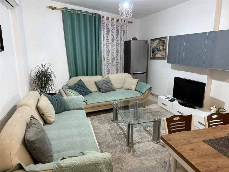 Tirane, jepet me qera apartament 2+1+Ballkon Kati 3, 100 m² 450 € (KINOSTUDIO)