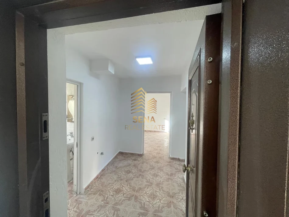 Tirane, jepet me qera apartament 2+1+Ballkon Kati 3, 100 m² 500 € (Ish Restorant Durresi)