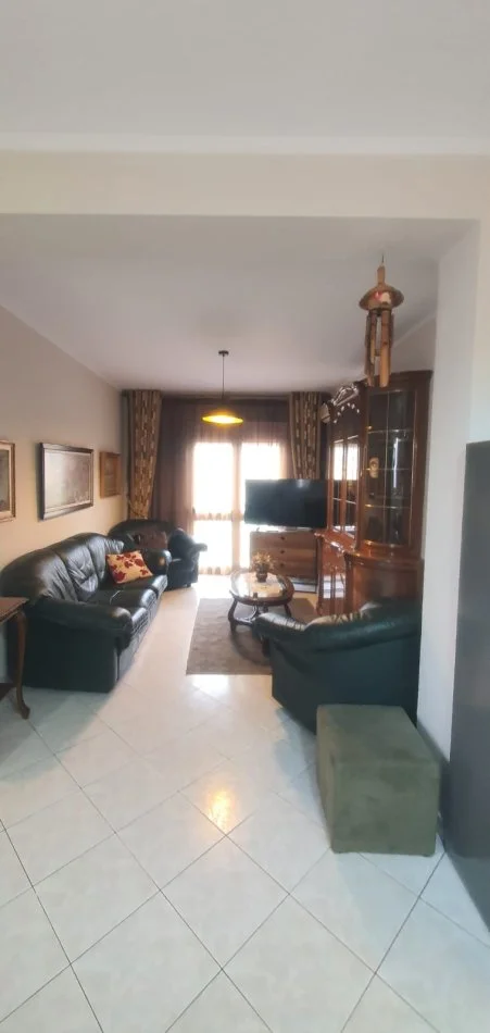 Tirane, jepet me qera apartament 2+1+Ballkon Kati 3, 100 m² 600 € (BRRYLI)