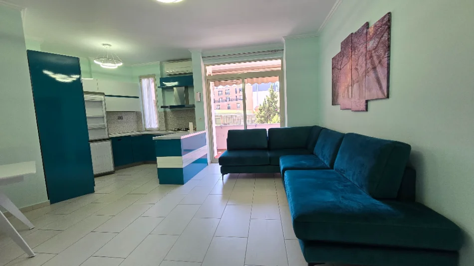 Tirane, jepet me qera apartament 2+1+Ballkon Kati 3, 115 m² 800 € (Tregu Elektrik)