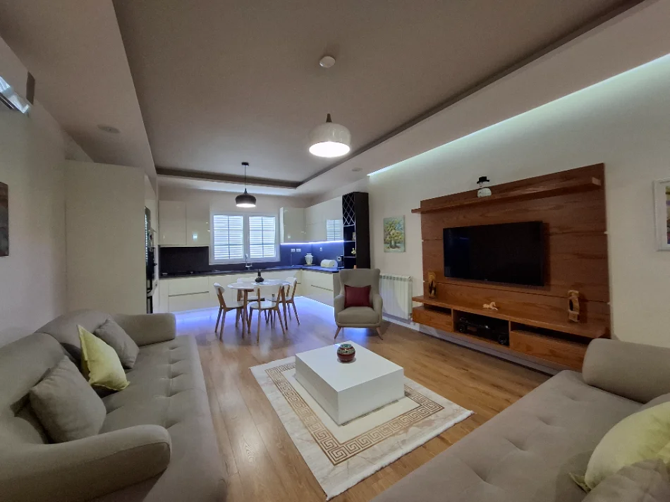 Tirane, jepet me qera apartament 2+1+Ballkon Kati 3, 120 m² 60.000 €