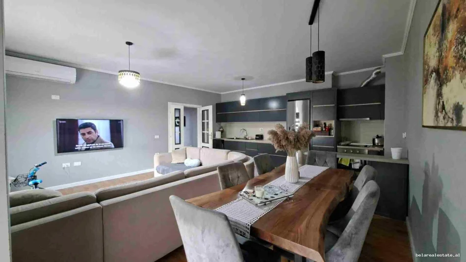 Tirane, jepet me qera apartament 2+1+Ballkon Kati 3, 120 m² 750 € (Don Bosko)