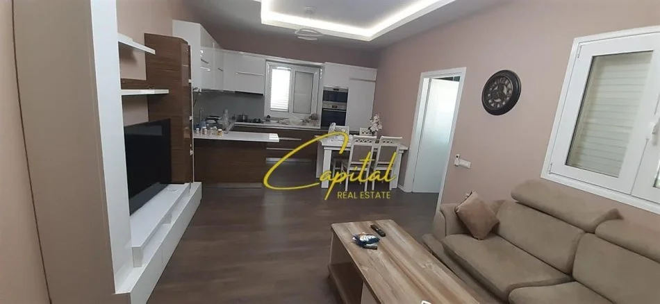 Tirane, jepet me qera apartament 2+1+Ballkon Kati 3, 130 m² 600 € (JORDAN MISJA)