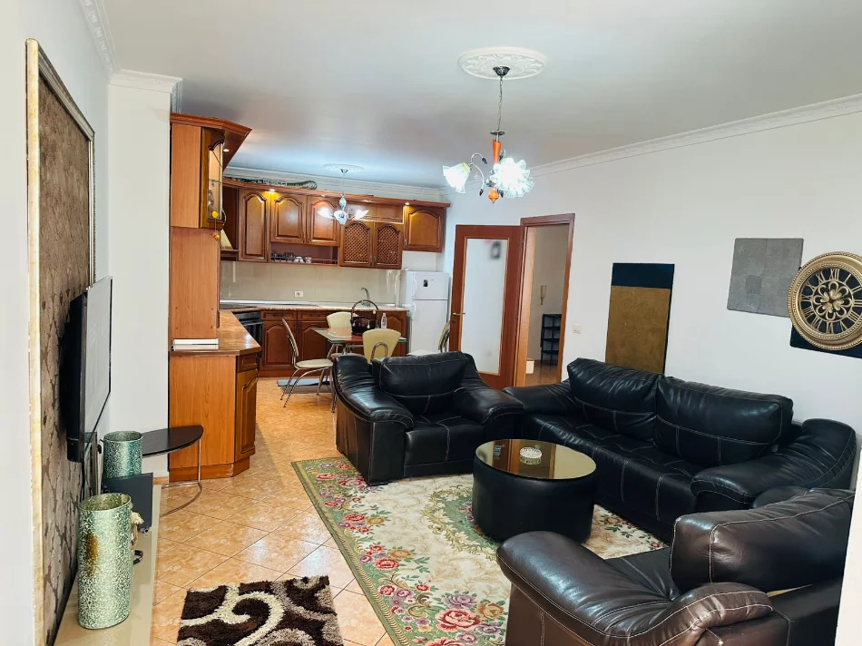 Tirane, jepet me qera apartament 2+1+Ballkon Kati 3,  650 € (Prane Zogu i Zi, ne fillim te Don Boskos)