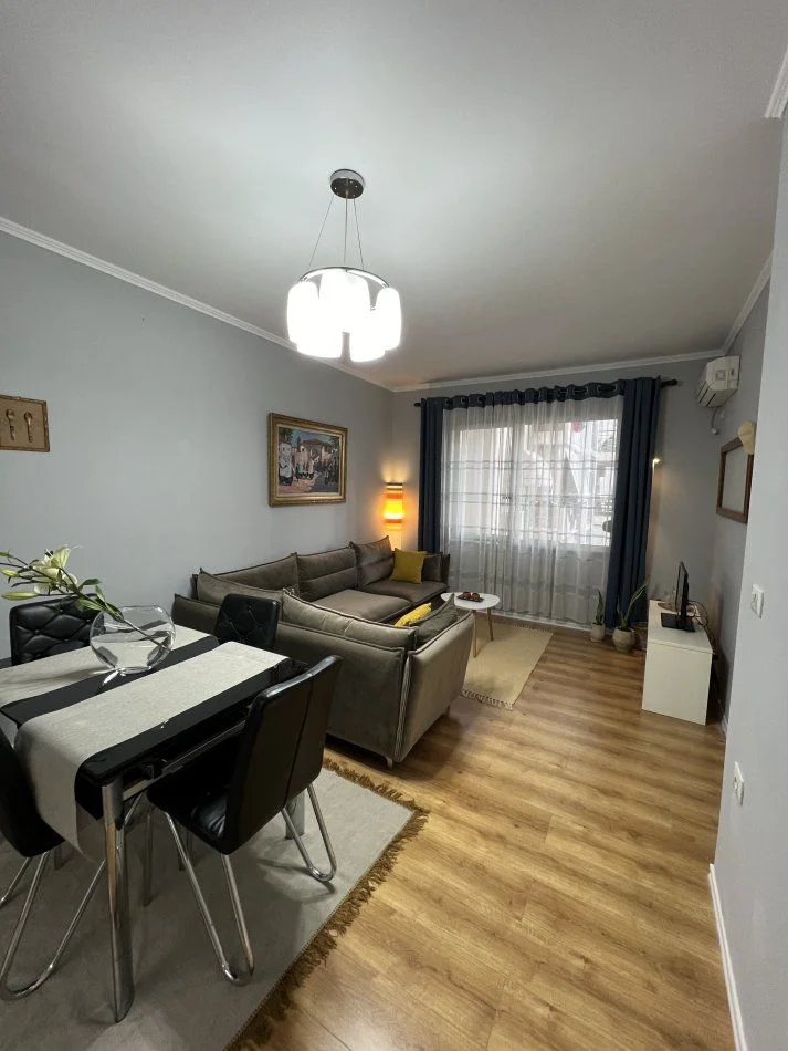 Tirane, jepet me qera apartament 2+1+Ballkon Kati 3, 70 m² 700 € (SELVIA)