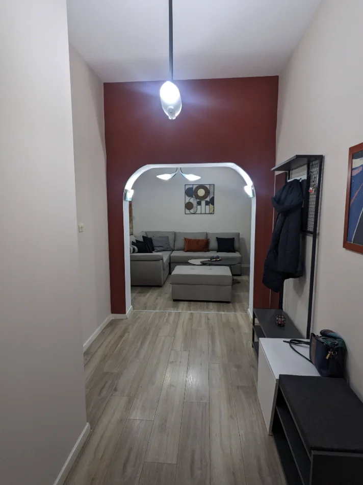 Tirane, jepet me qera apartament 2+1+Ballkon Kati 3, 77 m² 650 € (Blvd Bajram Curri, Pallatet 1 Maji, perballe ish ekspozites)