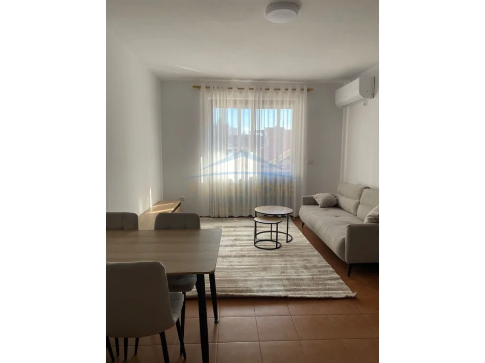 Tirane, jepet me qera apartament 2+1+Ballkon Kati 3, 82 m² 600 € (Rruga e Elbasanit)