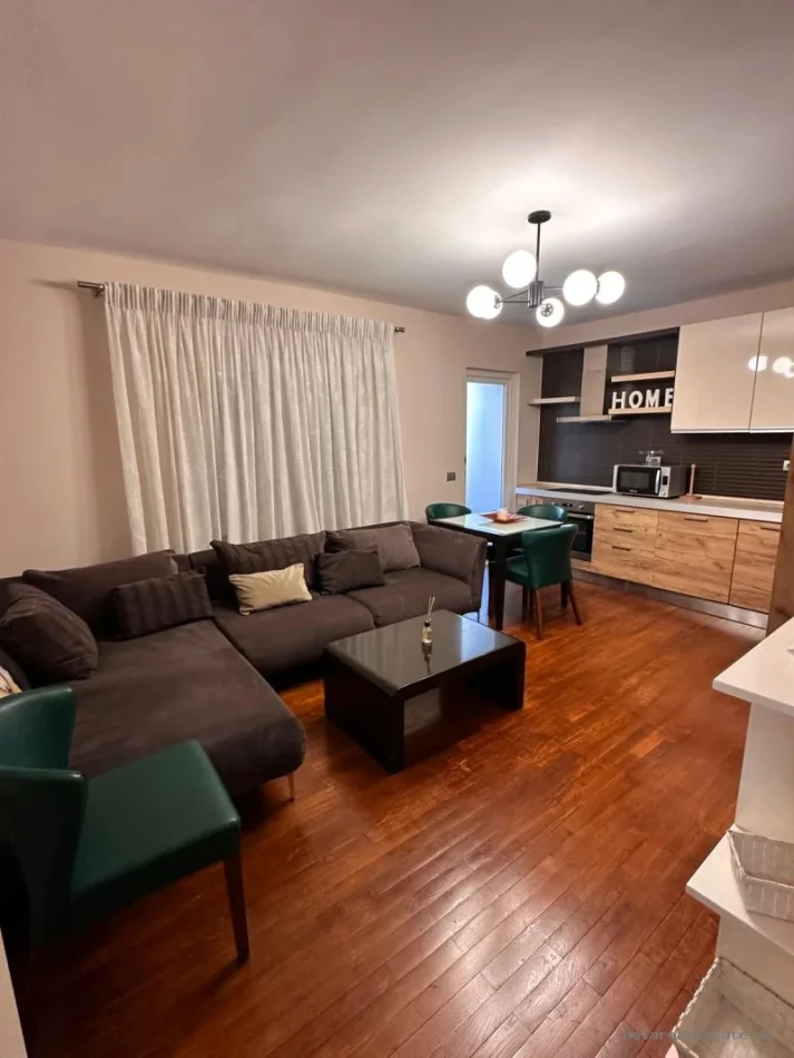 Tirane, jepet me qera apartament 2+1+Ballkon Kati 3, 85 m² 700 €
