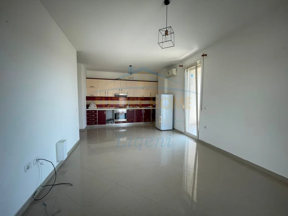 Tirane, jepet me qera apartament 2+1+Ballkon Kati 3, 88 m² 400 € (Liqeni Thate)