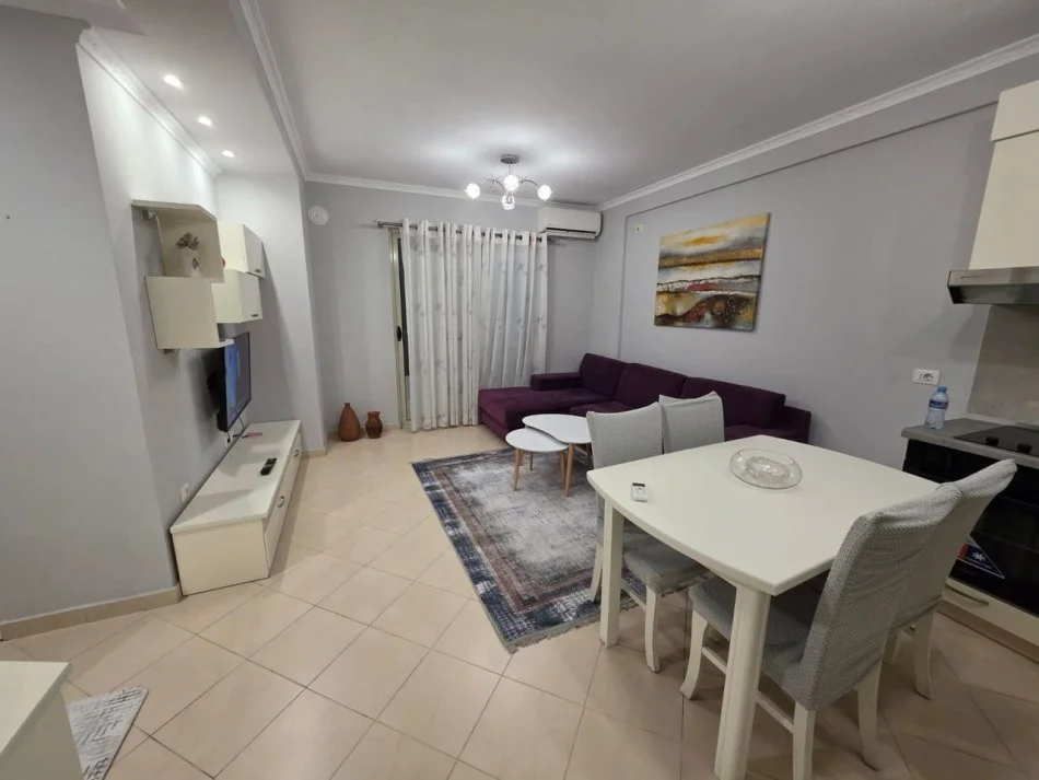 Tirane, jepet me qera apartament 2+1+Ballkon Kati 3, 93 m² 500 € (YZBERISHT)