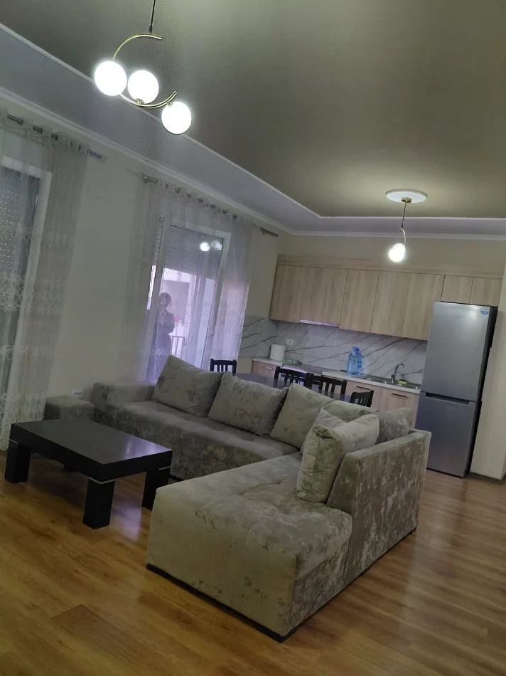 Tirane, jepet me qera apartament 2+1+Ballkon Kati 3, 94 m² 550 € (RRUGA 5 MAJI)