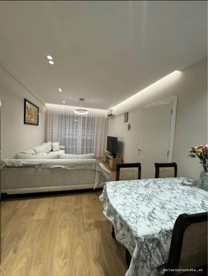 Tirane, jepet me qera apartament 2+1+Ballkon Kati 3, 96 m² 1.200 € (Komuna e Parisit)