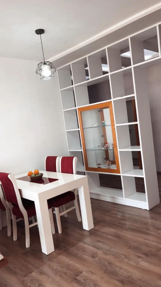 Tirane, jepet me qera apartament 2+1+Ballkon Kati 4, 100 m² 500 € (PRANE RRETHIT)