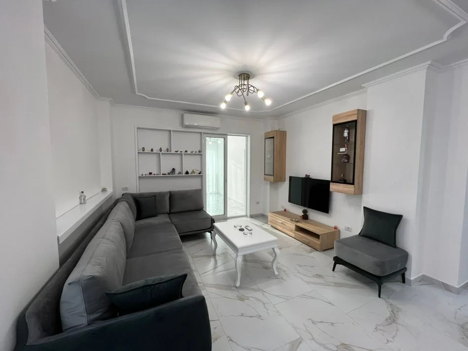 Tirane, jepet me qera apartament 2+1+Ballkon Kati 4, 105 m² 1.200 € (BLLOK)