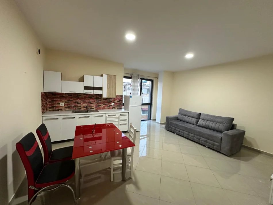 Tirane, jepet me qera apartament 2+1+Ballkon Kati 4, 110 m² 647 € (21 Dhjetori)