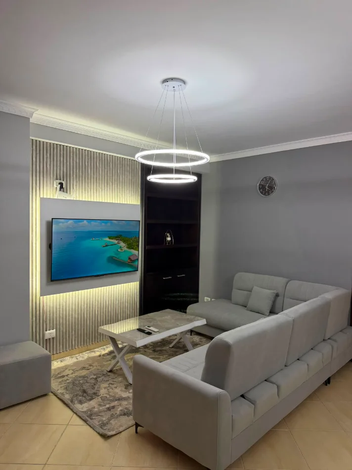 Tirane, jepet me qera apartament 2+1+Ballkon Kati 4, 110 m² 750 € (Kodra e Diellit/)