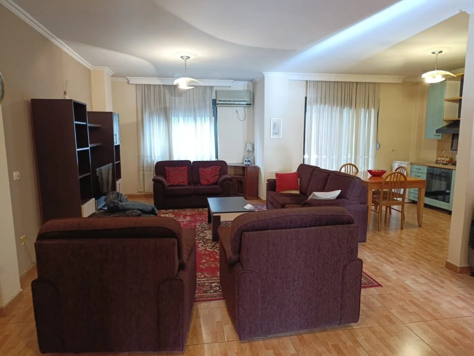 Tirane, jepet me qera apartament 2+1+Ballkon Kati 4, 120 m² 700 € (RRUGA E KAVAJES)