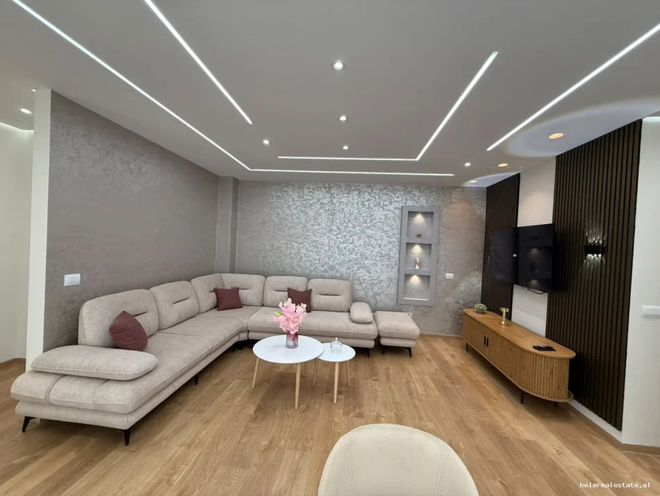 Tirane, jepet me qera apartament 2+1+Ballkon Kati 4, 120 m² 860 € (Laprake)