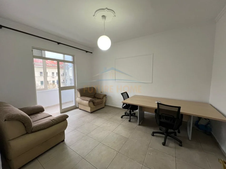 Tirane, jepet me qera apartament 2+1+Ballkon Kati 4, 63 m² 450 € (Bulevardi Zogu I Pare)
