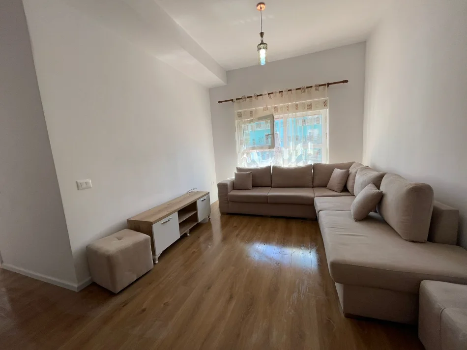 Tirane, jepet me qera apartament 2+1+Ballkon Kati 4, 70 m² 500 € (Ali Demi)