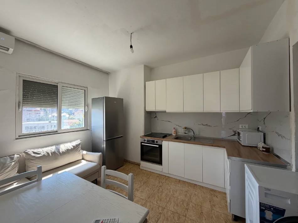 Tirane, jepet me qera apartament 2+1+Ballkon Kati 4, 70 m² 600 €
