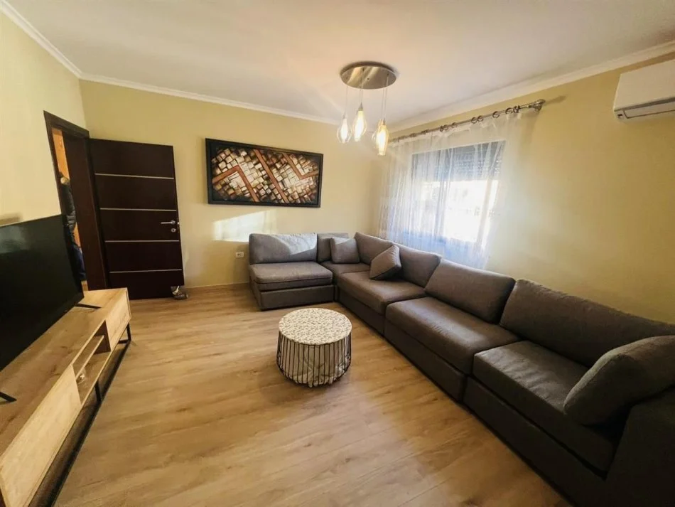 Tirane, jepet me qera apartament 2+1+Ballkon Kati 4, 70 m² 700 € (STADIUMI DINAMO)