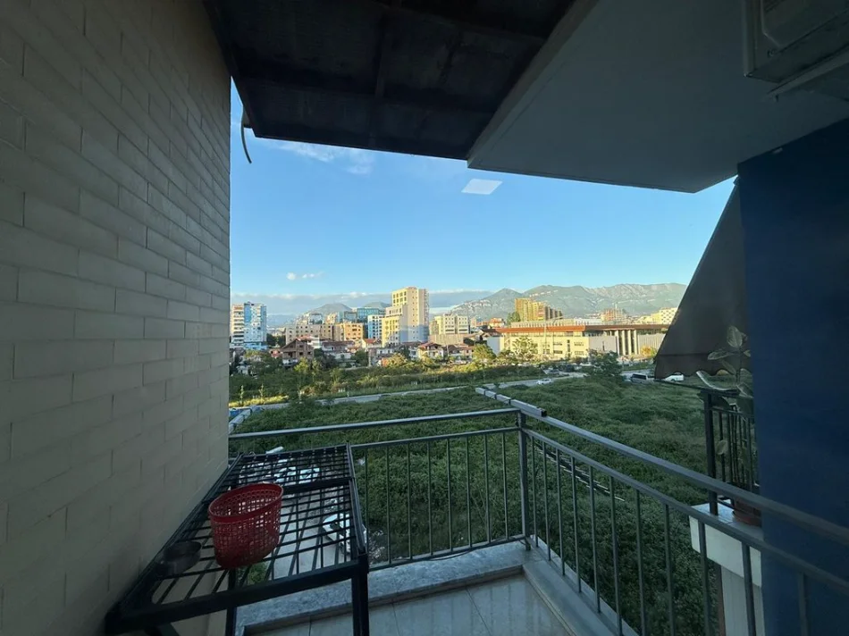 Tirane, jepet me qera apartament 2+1+Ballkon Kati 4, 74 m² 550 €