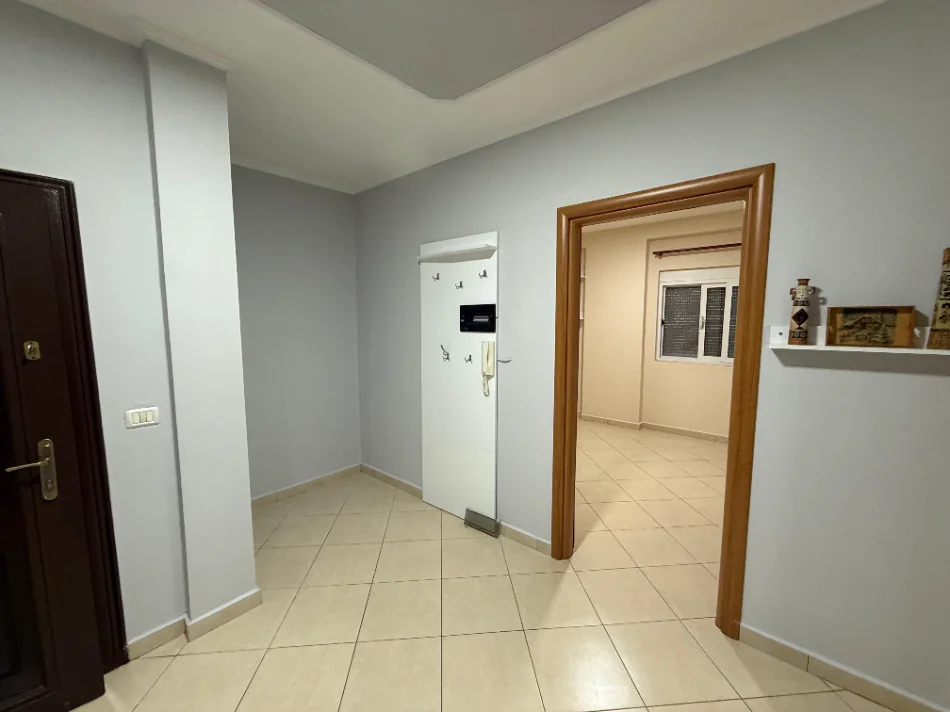 Tirane, jepet me qera apartament 2+1+Ballkon Kati 4, 78 m² 55 000 Leke (Rruga 4 Deshmoret)