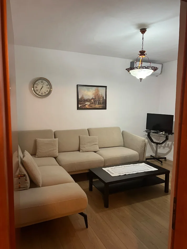 Tirane, jepet me qera apartament 2+1+Ballkon Kati 4, 80 m² 500 € (Oxhaku/Rr.Kongresi i Manastirit)